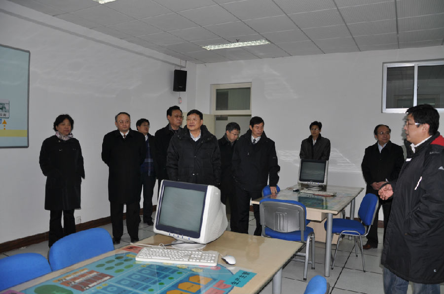 全国高校设置评议委员会专家组在ERP实验室听取孔�?��高级实验师汇�?jpg