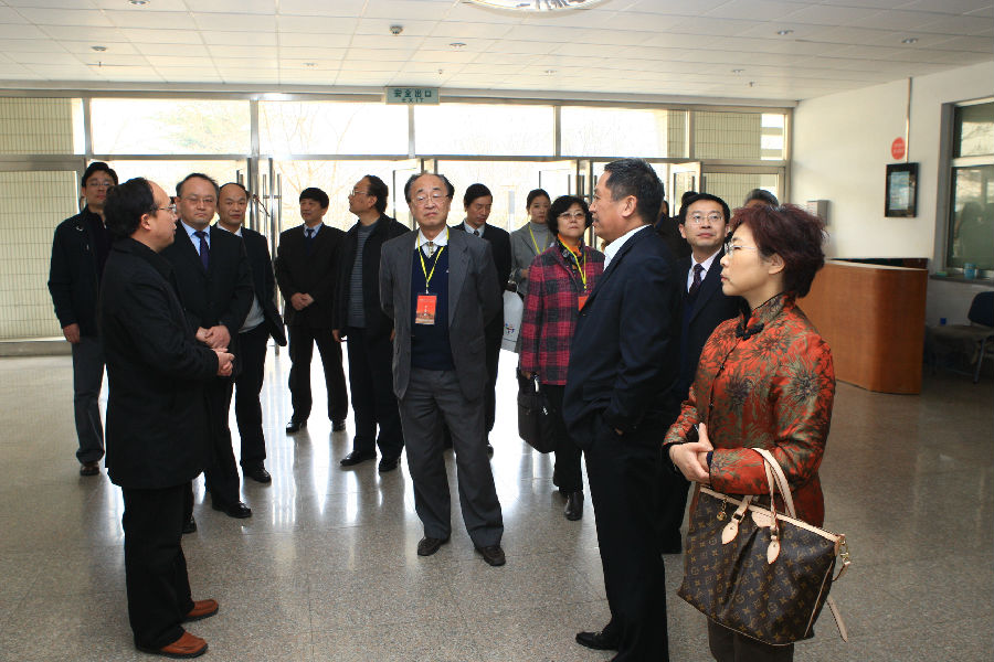 2011-2-23教育部全国高校设置评议委员会专家组组长原安徽省教育厅厅长陈贤忠及成员孙也刚�?高蓓、张晓阳、杨青在刘兴云校长等领导陪同下�?察舜耕校区实验楼.JPG