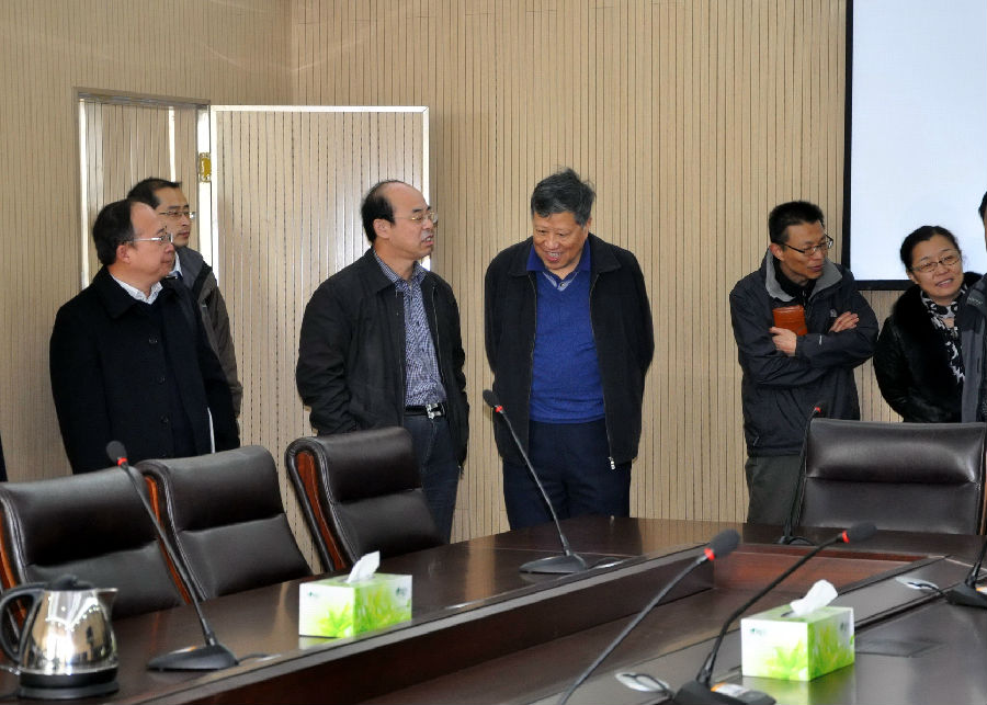 2013�?1月省高等学校骨干学科教学实验中心建设工程绩效考评专家组�?察数量经济与数学建模实验�?jpg