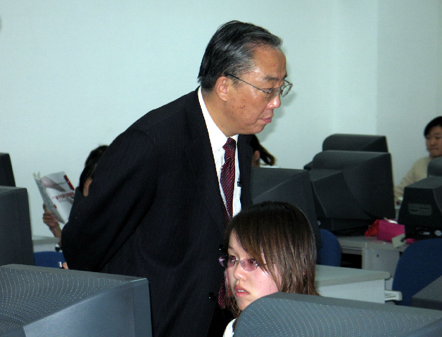 2007�?0月西南财经大学校长王裕国教授考察实验中心.jpg
