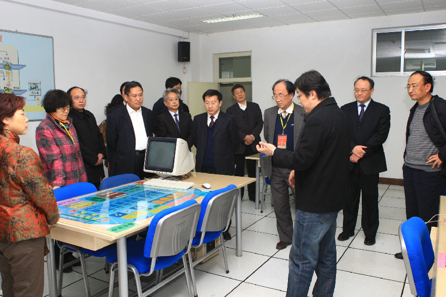 专家组�?察舜耕校区ERP实验室并听取孔一鸣�?师汇�?JPG