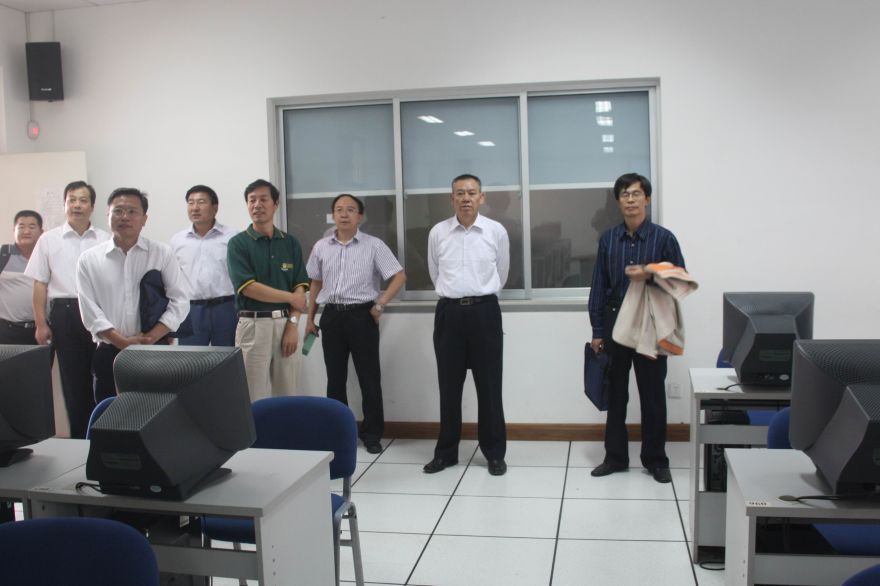 2009-9山东省高等学校骨干学科教学实验中心建设工程绩效�?评组对我校进行绩效�?�?2.jpg