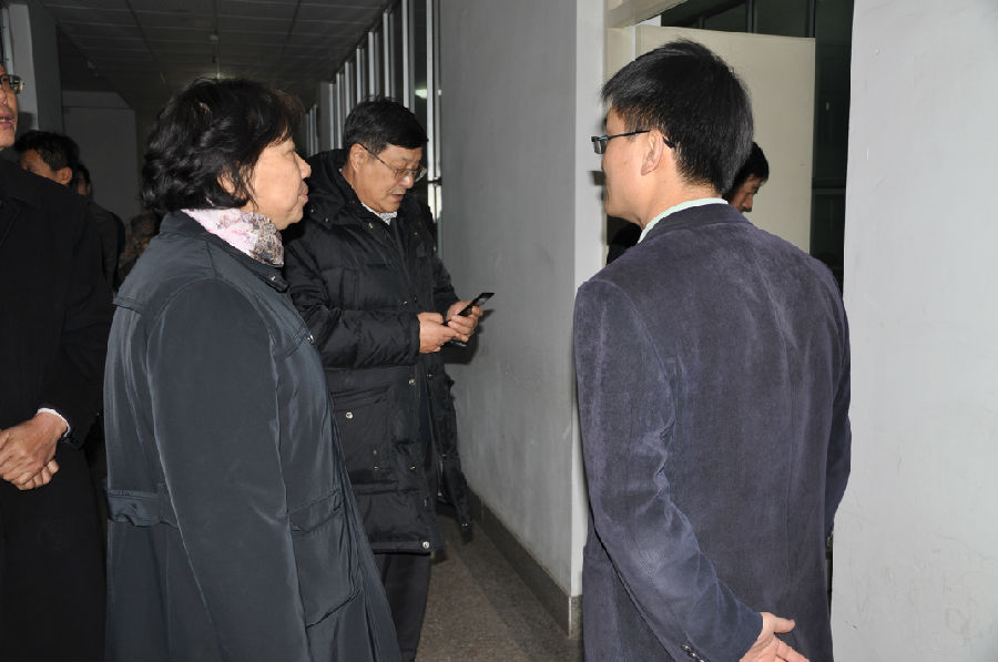 全国高校设置评议委员会专家组考察中心系统控制室并听取姚贵敏�?师汇�?jpg