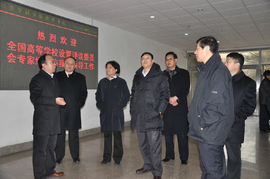 专家组组长李军,成员原教育部评估中心主任季平,原清华大学副校长郑燕康教授等在听取中心丛建阁主任汇�?jpg