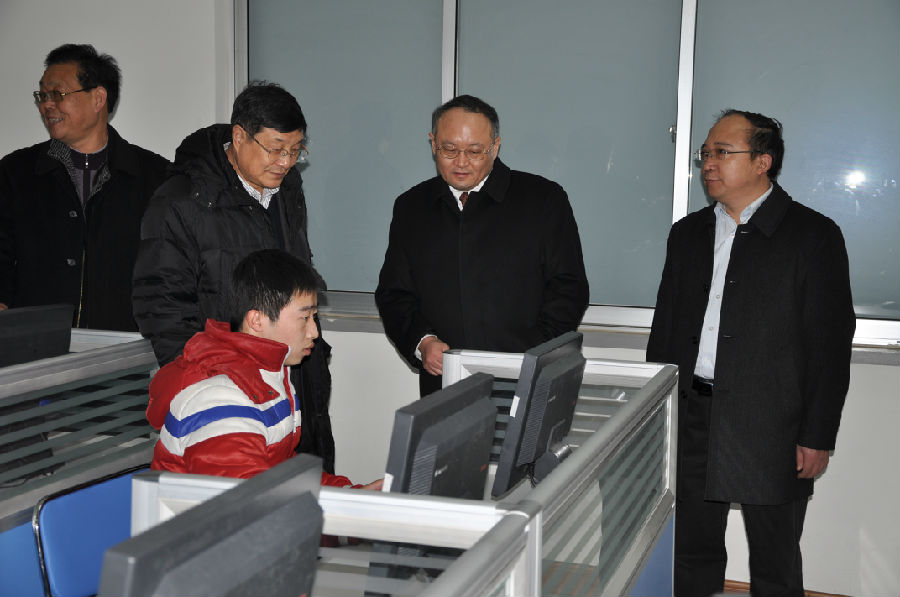 全国高校设置评议委员会专家组在计算机财务实验室听取�?�?jpg