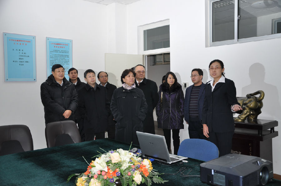 全国高校设置评议委员会专家组在金融服务外包实验室听取亓晓副教授汇�?jpg