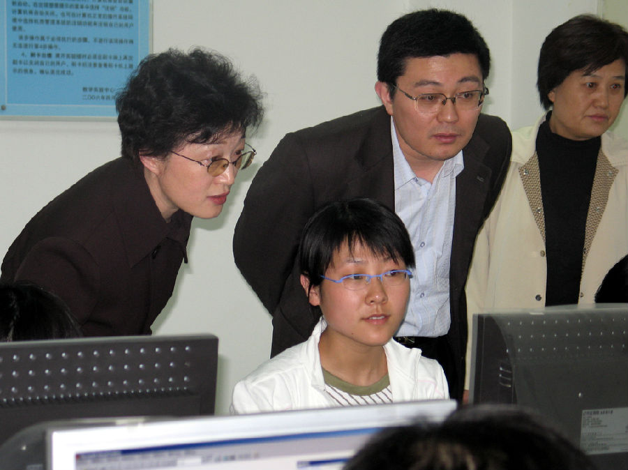 2007�?月黄琦院长陪教育厅领导�?察实验中�?JPG