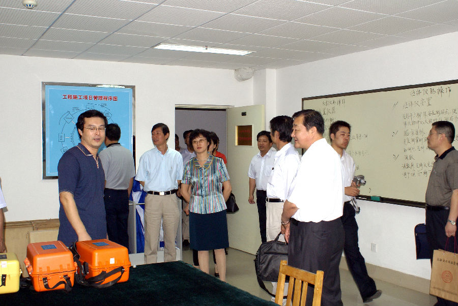 2007�?月教育厅专家组�?察工程管理实验室.jpg